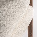 Luxusní moderní čalouněné masivní křeslo Renard s béžovým bouclé potahem s atypickými opěrkami v hnědé barvě 84 cm