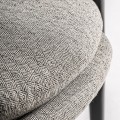 Luxusní moderní čalouněné šedé křeslo Hubert s texturovaným potahem a masivní černou konstrukcí 84 cm