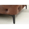 Chesterfield obdélníková hnědá kožená čalouněná prošívaná taburetka Modern Barock s černými kovovými matnými nožičkami 90 cm