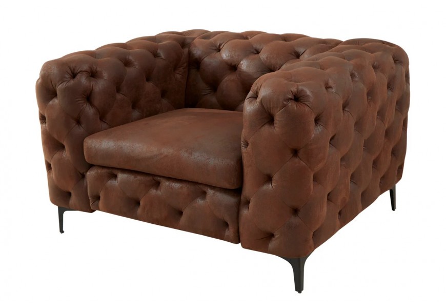 Chesterfield křeslo Modern Barock ve čtvercovém tvaru v hnědé barvě s výrazným prošíváním s potahem s imitací kůže s mohutnými opěrkami s čalouněním a nožičkami v černé barvě z kovu
