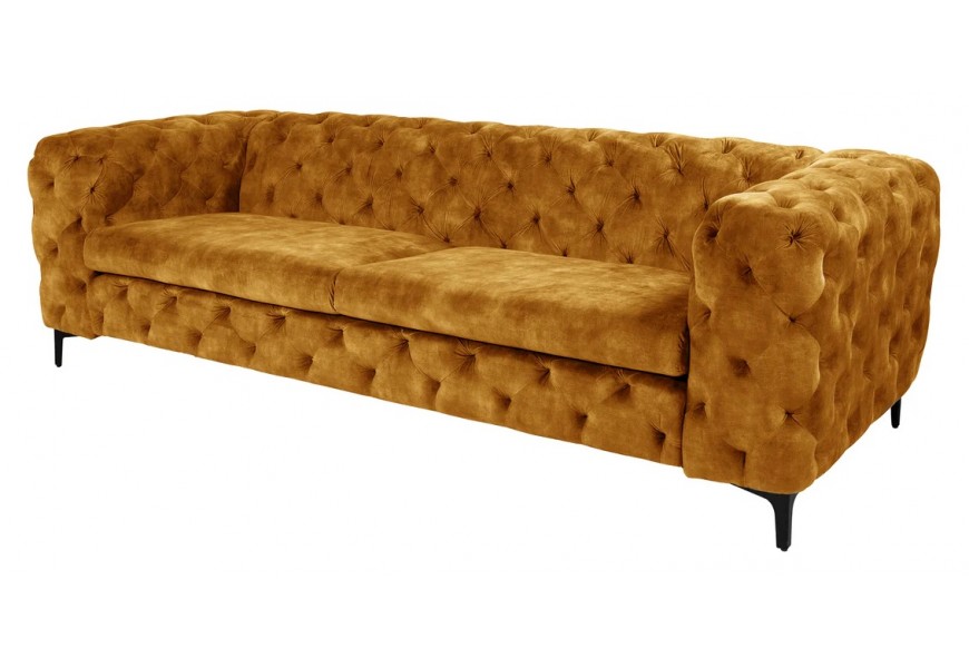 Luxusní chesterfield obdélníková třímístná sedačka Modern Barock se sametovým potahem v hořčičné barvě s obdélníkovými sedacími polštáři s opěrkami s nožičkami z kovu v černé barvě