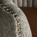 Luxusní retro křeslo Jasmin se z masivního dřeva s koženým čalouněním s šedým látkovým potahem se vzorem s kovovými nýty 79 cm