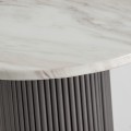 Luxusní art deco mramorový kulatý příruční stolek Lensy s šedou kovovou drážkovanou nohou a bílou vrchní deskou 50 cm