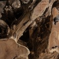 Luxusní etno kulatý konferenční stolek Zamir s atypickou nohou z masivního teakového dřeva v hnědé barvě 130 cm