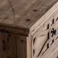 Luxusní koloniální masivní hnědý noční stolek Teris se třemi zásuvkami s vyřezáváním a černými kovovými úchyty 70 cm