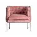 Luxusní chesterfield vintage chic čalouněné křeslo Kazer s růžovým sametovým bavlněným potahem a kovovou zlatou konstrukcí 72 cm