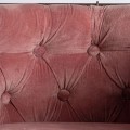 Luxusní chesterfield vintage chic čalouněné křeslo Kazer s růžovým sametovým bavlněným potahem a kovovou zlatou konstrukcí 72 cm