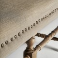 Luxusní koloniální dvoumístná šedá lavice Teria se lněným potahem s nýty s masivními hnědými vyřezávanými nožičkami 128 cm