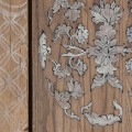 Luxusní orientální dvoudveřová skříň Hanako z hnědého dřeva se čtyřmi poličkami se vzorem s kovovými úchyty 210 cm