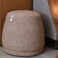 Stylová retro kostkovaná hnědo bílá taburetka Tate s čalouněním v kulatém tvaru s jemným prošíváním 46 cm