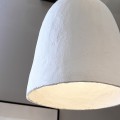 Stylová industriální moderní bílá kulatá lampa Hollie se strukturovaným stínítkem s keramickým vzhledem 57 cm