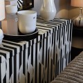 Luxusní art deco černo bílý vzorovaný masivní dvoudveřový příborník Lancelot s oblými rohy s podstavou a policí 180 cm