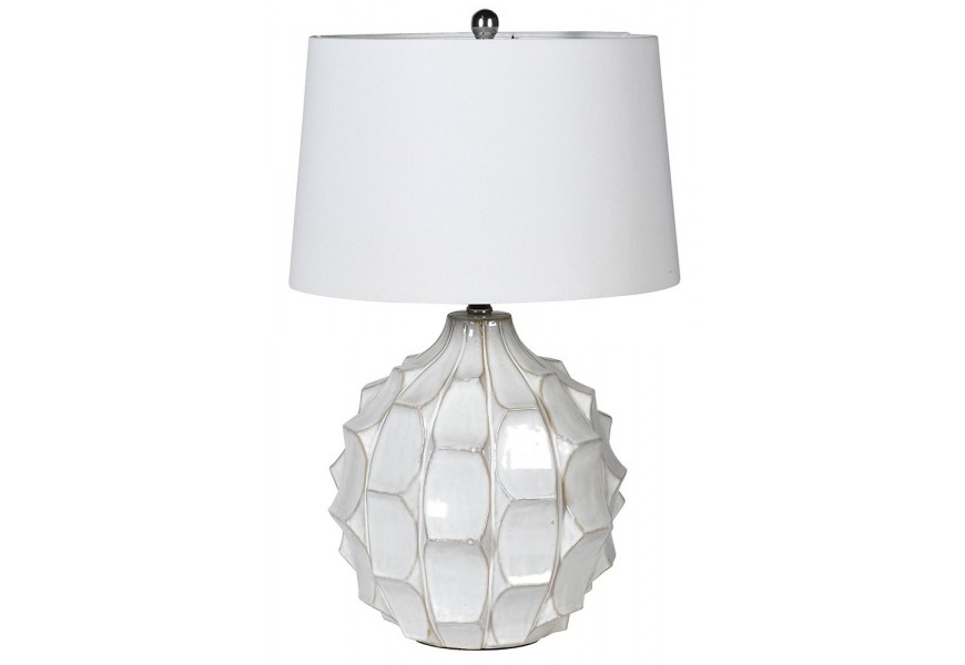 Moderní stolní lampa Grelia s lesklou bílou keramickou podstavou s efektem okvětních lístků a kuželovitým stínítkem z bílé tkaniny