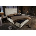 Stylová chesterfield čalouněná béžová manželská postel Kreon se lněným texturovaným potahem s nízkými černými nožičkami 220 cm