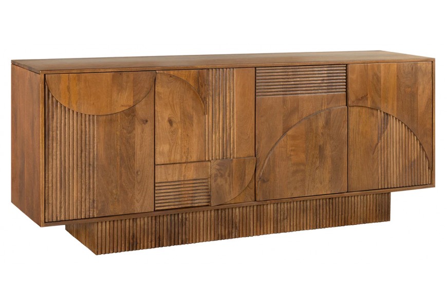 Designový art deco obdélníkový příborník Sonia z mangového dřeva teplé hnědé barvě se čtyřmi dvířky s push-to-open otevíráním s geometrickým reliéfem s poličkami s obdélníkovou podstavou s dekorativním drážkováním