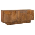 Designový art deco obdélníkový příborník Sonia z mangového dřeva teplé hnědé barvě se čtyřmi dvířky s push-to-open otevíráním s geometrickým reliéfem s poličkami s obdélníkovou podstavou s dekorativním drážkováním