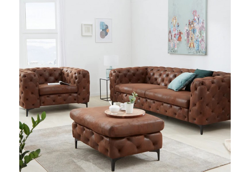 Moderní sestava koženého sedacího nábytku do obývacího pokoje Modern Barock se sedačkou a křeslem s taburetkou s hnědým potahem z ekokůže s luxusním hlubokým prošíváním v chesterfield stylu s kovovými nožičkami