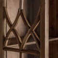 Luxusní koloniální dvoudveřová hnědá masivní vitrína Judi s krystalovou skleněnou výplní s vyřezáváním a třemi policemi 178 cm