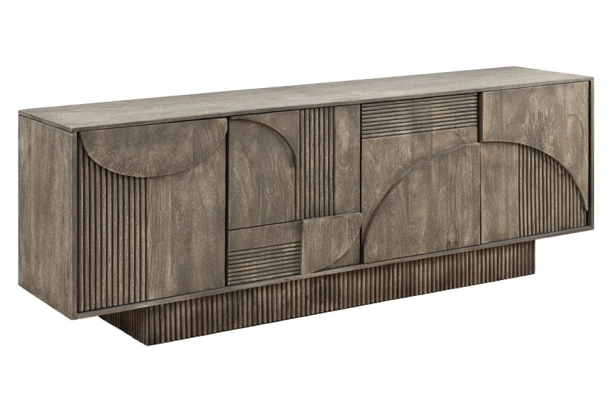 Designový art deco obdélníkový příborník Sonia z masivního mangového dřeva v šedé barvě se čtyřmi dvířky s push-to-open otevíráním s geometrickým reliéfem s poličkami s obdélníkovou podstavou s dekorativním drážkováním