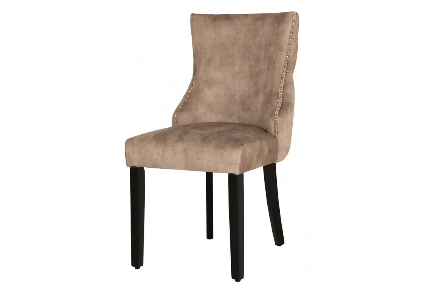 Zámecká jídelní židle Modern Barrock s béžovým sametovým čalouněním s chesterfield prošíváním a zdobením zlatými nýty s černými dřevěnými nožičkami a chromovým lvím klepadlem na zadní straně