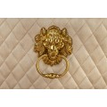 Glamour čalouněná prošívaná béžová jídelní židle Modern Barock se zlatými kovovými nožičkami a klepátkem 98 cm