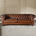 Luxusní chesterfield koňakově hnědá třímístná sedačka Hastings s potahem z pravé kůže a vyřezávanými nožičkami 226 cm
