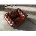 Luxusní chesterfield křeslo Hastings s potahem z pravé kůže v koňakovém hnědém odstínu s designovými kolečky 120 cm