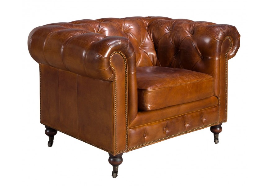 Luxusní kožené čalouněné hnědé křeslo Hastings s prošíváním s kulatými knoflíky v chesterfield stylu se zahnutými opěrkami a vyřezávanými dřevěnými nožičkami s kolečky