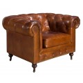 Luxusní kožené čalouněné hnědé křeslo Hastings s prošíváním s kulatými knoflíky v chesterfield stylu se zahnutými opěrkami a vyřezávanými dřevěnými nožičkami s kolečky