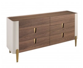 Luxusní art deco komoda Forma Moderna se šesti šuplíky a vrchní deskou se zaoblenými rohy s vyvýšeným okrajem v ořechové hnědé barvě s béžovým lakováním na bocích a zadní straně s nožičkami a detailem úchytek z kovu ve zlaté barvě