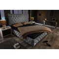 Stylová chesterfield prošívaná čalouněná manželská postel Kreon s šedým lněným potahem 220 cm