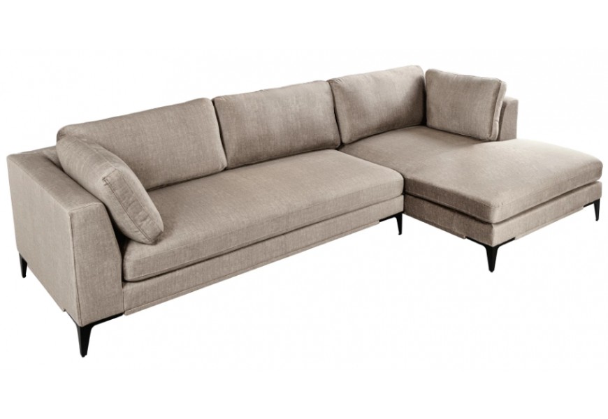 Luxusní designová rohová sedačka Molara s čalouněním a potahem se sametovým leskem v taupé barvě v hnědém odstínu s pěti polštáři a vysokými nožičkami