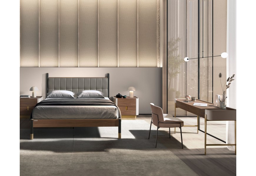 Luxusní moderní minimalistická sestava nábytku do ložnice Forma Moderna s postelí s dřevěným rámem a divokým koženým čalouněným čelem s nočním stolkem a psacím stolem se zásuvkami v odstínech béžové a hnědé se zlatými prvky s čalouněnou židlí s šedým a hnědým potahem