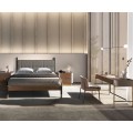 Luxusní moderní minimalistická sestava nábytku do ložnice Forma Moderna s postelí s dřevěným rámem a divokým koženým čalouněným čelem s nočním stolkem a psacím stolem se zásuvkami v odstínech béžové a hnědé se zlatými prvky s čalouněnou židlí s šedým a hnědým potahem