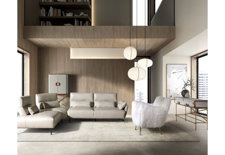 Luxusní moderní sestava nábytku do obývacího pokoje Collione s šedou koženou rohovou sedačkou a bílým kožešinovým křeslem a barovou skříňkou s konzolovým stolkem s designem vintage kufrů v šedé a hnědé barvě s pravou kůží a zlatými kovovými detaily