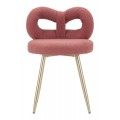 Modern&iacute; glamour čalouněn&aacute; boucl&eacute; j&iacute;deln&iacute; židle Janar s růžov&yacute;m potahem a kovov&yacute;mi zlat&yacute;mi nožičkami 67 cm