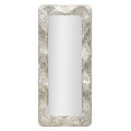 Glamour designové nástěnné zrcadlo Elissia v hranatém tvaru s lesklým stříbrným rámem z kovu a plastickým vlnitým dekorem po celém obvodu
