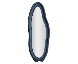 Modern&iacute; n&aacute;stěnn&eacute; zrcadlo Wavey s nepravideln&yacute;m atypick&yacute;m vlnit&yacute;m tvarem a r&aacute;mem v modr&eacute;m semi&scaron;ov&eacute;m potahu se sametov&yacute;m leskem s dřevěnou v&yacute;ztuhou