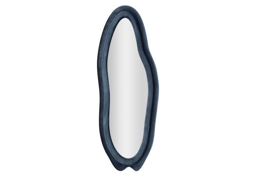 Moderní nástěnné zrcadlo Wavey s nepravidelným atypickým vlnitým tvarem a rámem v modrém semišovém potahu se sametovým leskem s dřevěnou výztuhou