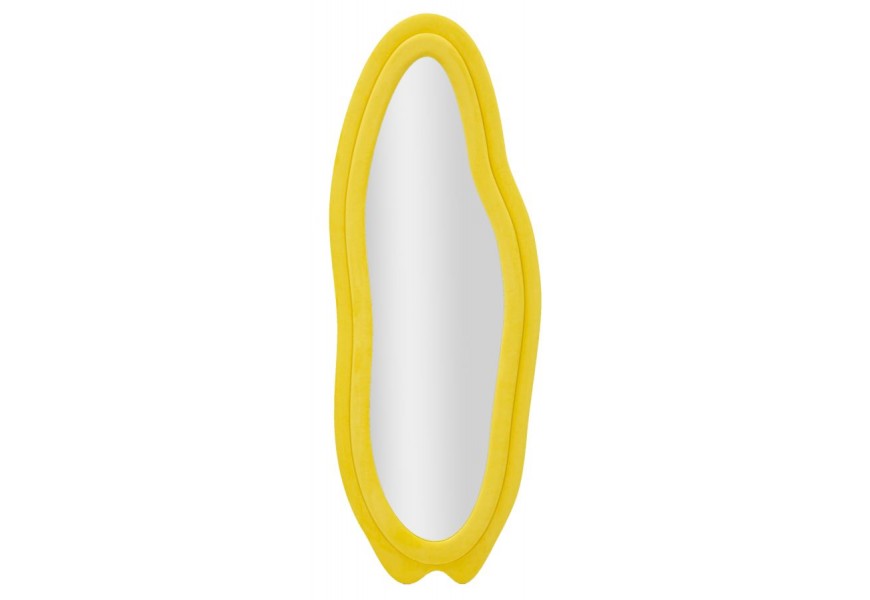 Moderní nástěnné zrcadlo Wavey s originálním atypickým vlnitým tvarem a dvojitým rámem v jasně žlutém semišově sametovém potahu s dřevěnou výztuhou