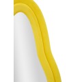 Moderní designové nástěnné zrcadlo Wavey s atypickým vlnitým tvarem a žlutým semišovým potahem 160 cm