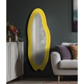 Moderní designové nástěnné zrcadlo Wavey s atypickým vlnitým tvarem a žlutým semišovým potahem 160 cm