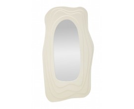 Modern&iacute; z&aacute;věsn&eacute; obd&eacute;ln&iacute;kov&eacute; n&aacute;stěnn&eacute; zrcadlo Landa s dřevěn&yacute;m r&aacute;mem v kr&eacute;mov&eacute; barvě s vrstven&yacute;m vlnit&yacute;m designem a organick&yacute;m tvarem
