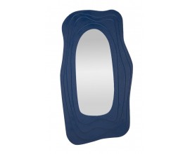 Modern&iacute; z&aacute;věsn&eacute; obd&eacute;ln&iacute;kov&eacute; n&aacute;stěnn&eacute; zrcadlo Landa s vrstven&yacute;m r&aacute;mem ze dřeva v atypick&eacute;m organick&eacute;m vlnit&eacute;m tvaru a n&aacute;mořnick&eacute; modr&eacute; barvě