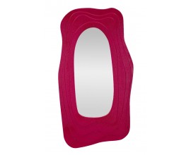Designov&eacute; z&aacute;věsn&eacute; zrcadlo Landa v atypick&eacute;m organick&eacute;m tvaru se strukturou a dřevěn&yacute;m r&aacute;mem s vrstven&yacute;m efektem ve fuchsiov&eacute; fialov&eacute; barvě