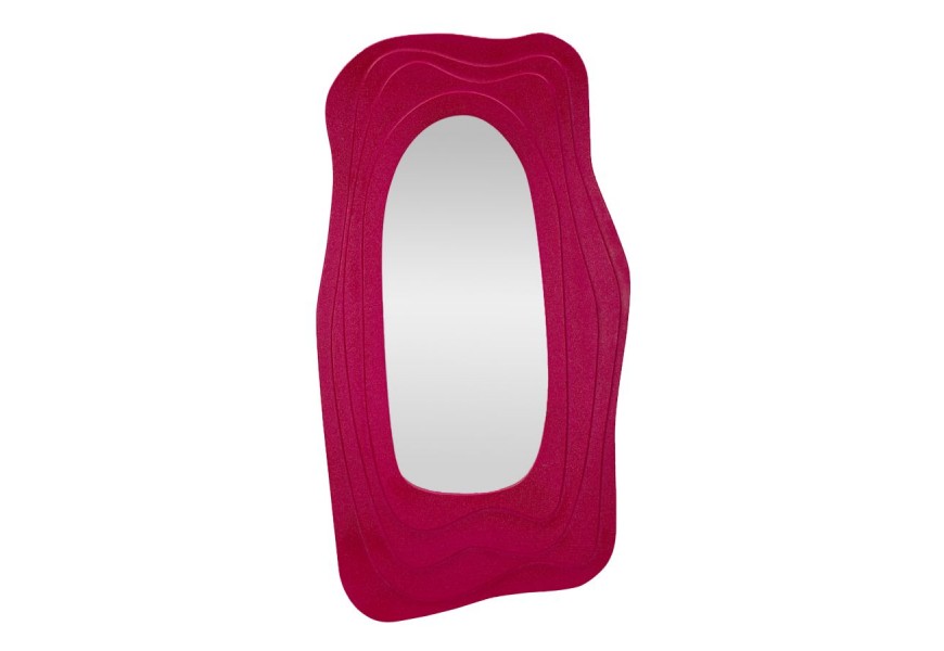 Designové závěsné zrcadlo Landa v atypickém organickém tvaru se strukturou a dřevěným rámem s vrstveným efektem ve fuchsiové fialové barvě