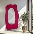 Designové nástěnné atypické zrcadlo Landa ve fuchsiové fialové barvě s vrstveným dřevěným strukturovaným rámem 165 cm