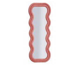 Designov&eacute; n&aacute;stěnn&eacute; zrcadlo Swan v růžov&eacute; barvě s dvojit&yacute;m vlnit&yacute;m r&aacute;mem a sametov&yacute;m potahem v atypick&eacute;m obd&eacute;ln&iacute;kov&eacute;m tvaru vyztužen&eacute; d&yacute;hovan&yacute;m dřevem
