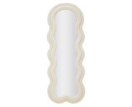 Nástěnné designové zrcadlo Swan s dvojitým vlnitým rámem v krémové barvě s bouclé povrchem a výztuhou z dýhového dřeva