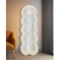 Elegantní zrcadlo Swan s krémovým vlnitým rámem a jemným bouclé potahem v zaobleném obdélníkovém designu 160 cm